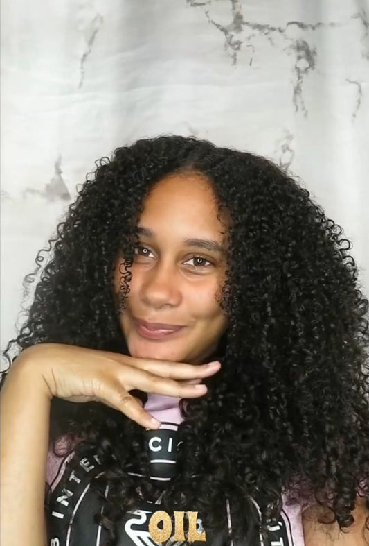 Curl defining crème for curly hair shown on a woman with defined natural curls